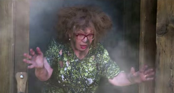 Vrchní drbna Horáčková málem uhořela na kadibudce.