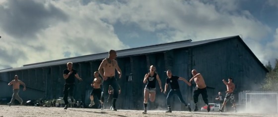 Skinheadi bojují za bílé Finsko ve filmu Lví srdce.