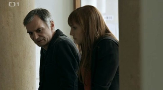 Detektiv Holina při rozmluvě se Sabinou.